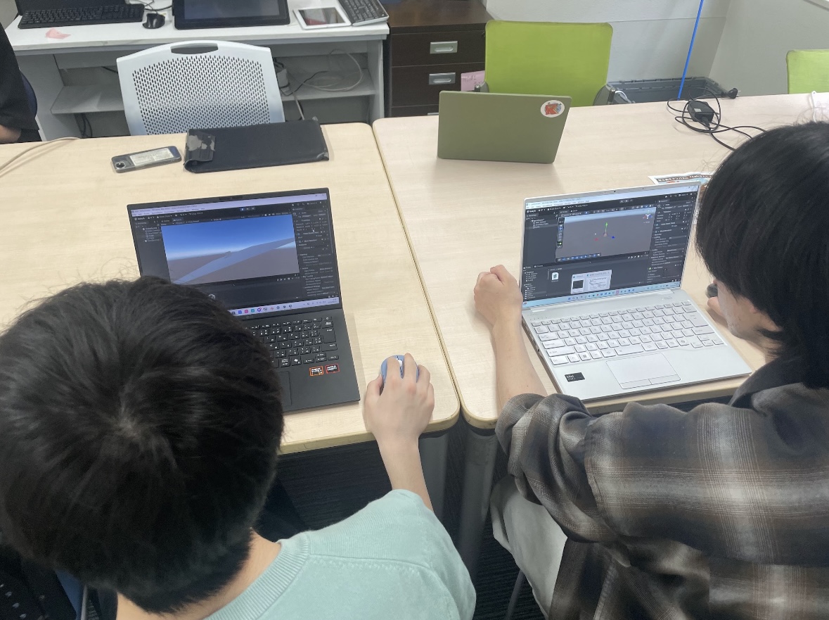 tugameproject's tweet photo. ◤  勉強会フィードバック #TUGC徹底解剖 #TUGC活動報告 ◢

ある班では、今年は公開資料を活用した自習形式が機能し、例年以上に進度が速く、入門生の理解度や意欲も高いという声が多くありました。
また、自分で考えながら手を動かす姿勢が見られ、全体的にレベルの高さを感じるという意見も寄せられています✨
一方で、「教えすぎず自分で調べる力を伸ばせているか」「勉強会で習った知識を実際のゲーム制作へ結び付けられているか」「課題内容の統一」「新しい勉強会形式の効果」など、今後も考えていきたい課題も挙がりました。

TAから寄せられたリアルな声を通して、勉強会の雰囲気や成長の様子を少しでも感じていただけたら嬉しいです。
今後もプロジェクトの活動をお届けしていきます！🎮