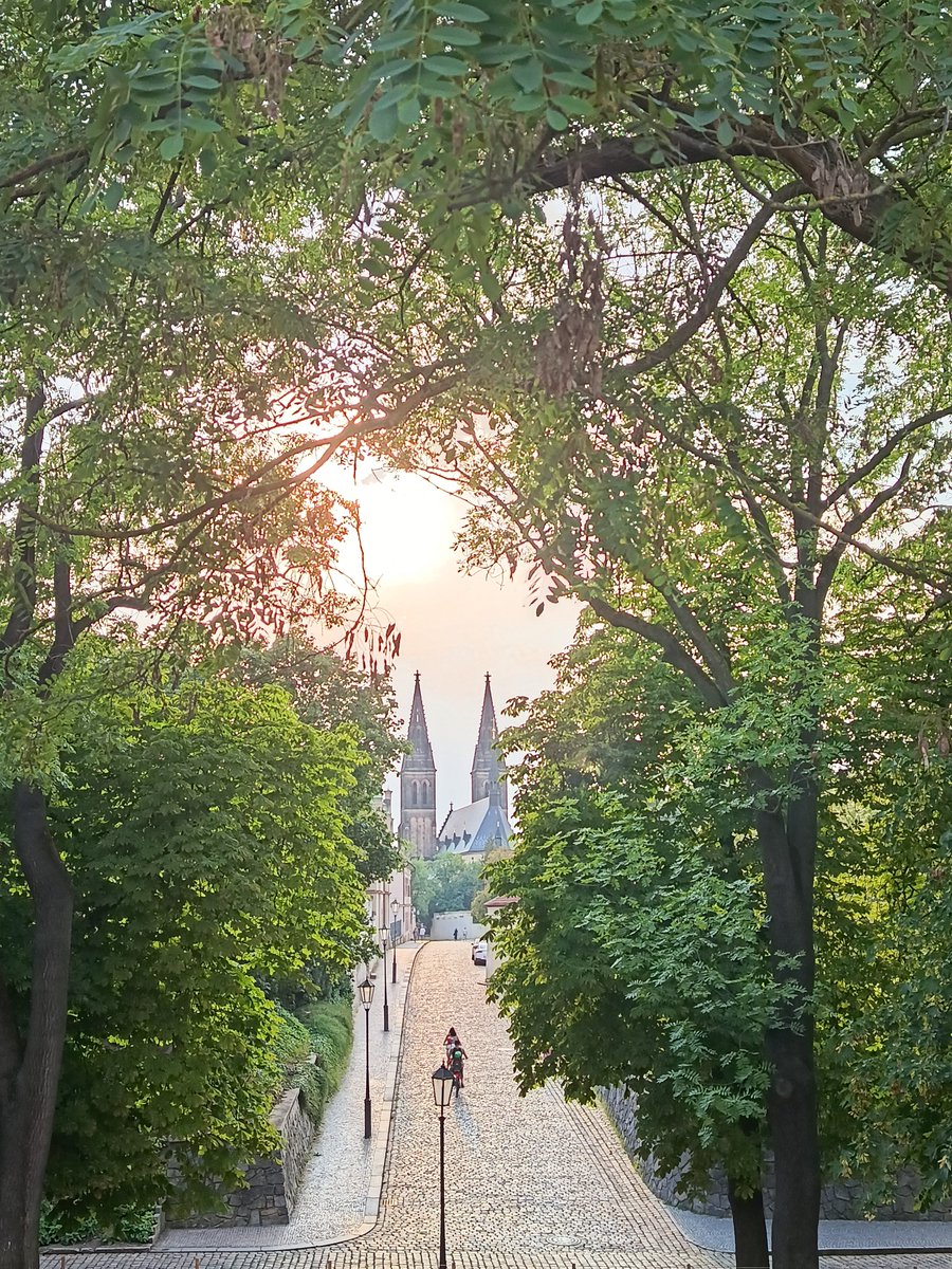 corazoneuropa's tweet photo. Vyšehrad es uno de los rincones más antiguos de Praga. Este "castillo en lo alto" data del siglo X. A orillas del río Moldava se construyó esta fortaleza que, hoy día, es un gran parque donde predominan la vegetación y la tranquilidad, y donde escasean los turistas. https://t.co/svv4TL2cbb
