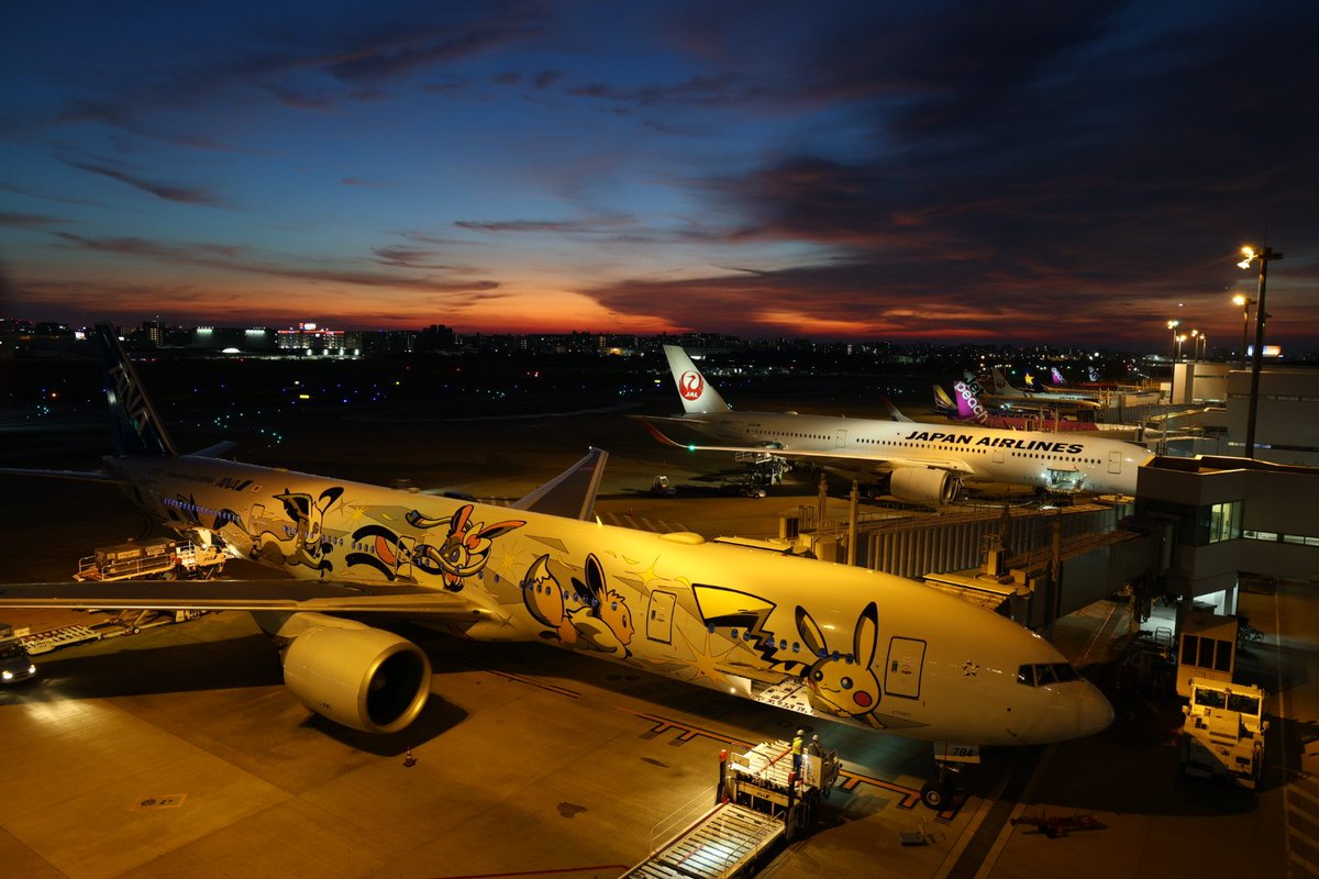 SFJ_JA22MC's tweet photo. 福岡空港にイーブイジェット初飛来🛬
ということで、仕事終わりに急いで行ってきました🚄
30分程遅延したものの折り返しは早く、夕暮れ時をどう綺麗に撮ろうかな⋯って考えてたらあっという間に出発でした✈️
All Nippon Airways Boeing777-381ER JA784A FUK/RJFF https://t.co/2bjeIlCGqD