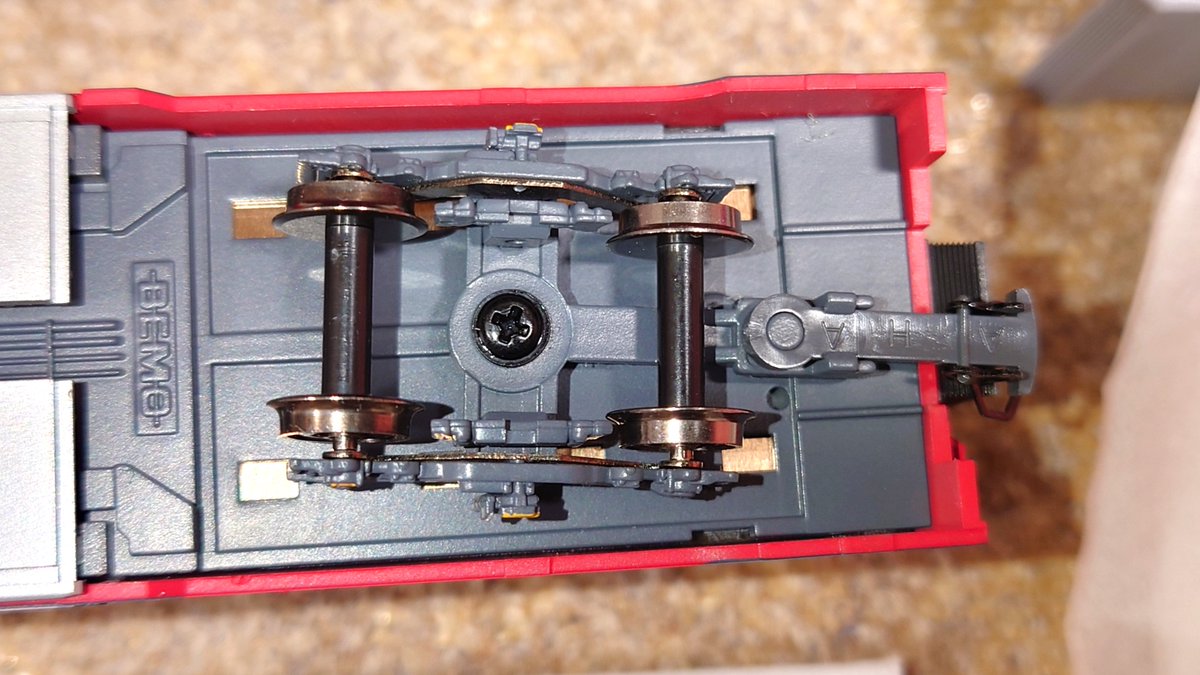 IW3apOpo4yPfMXG's tweet photo. 鉄道模型の車輪清掃といえばユニクリーナーで濡らしたティッシュをレールの上に置いて手で押さえながら何度か往復させるってのが一般的だと思ってたんだけど、どうも拒否反応示す人がちらほらいて、今でも綿棒でチマチマやってるらしい。 https://t.co/rUT1kNSIuJ