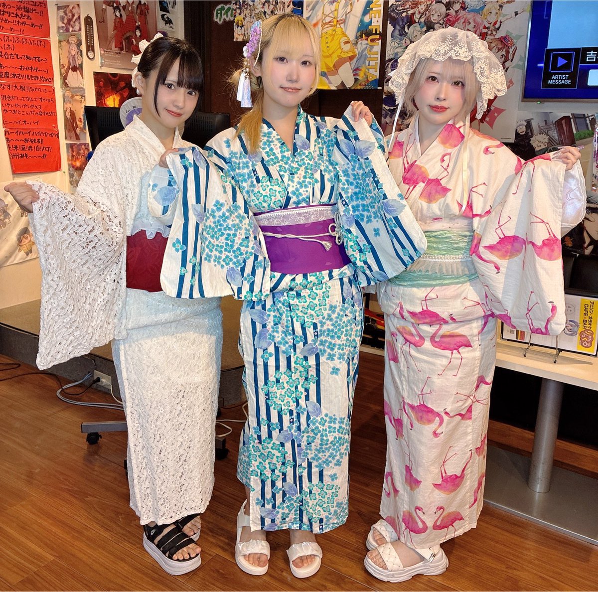 linklecafe's tweet photo. こんばんは、紫音・小春・しゅりでオープン‼️
あとからびびちゃん来るよ〜！

今年みんなの浴衣見れるのは今日が最後かもよ！お祭り楽しみながらりんくるも楽しんじゃお〜❣️
21時～2時までカラオケで2時から5時は納涼BAR営業になります！沢山話そうねー！

本日もご来店お待ちしております！ https://t.co/dlfFBpCrf1