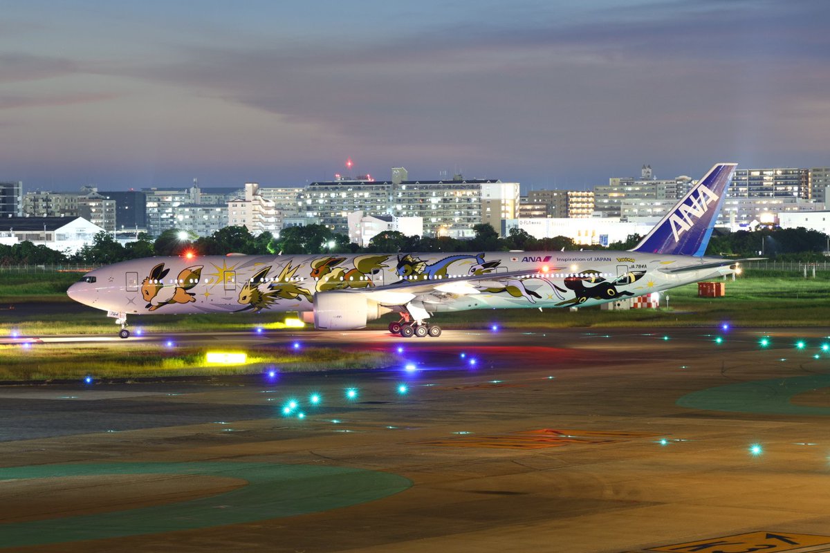 SFJ_JA22MC's tweet photo. 福岡空港にイーブイジェット初飛来🛬
ということで、仕事終わりに急いで行ってきました🚄
30分程遅延したものの折り返しは早く、夕暮れ時をどう綺麗に撮ろうかな⋯って考えてたらあっという間に出発でした✈️
All Nippon Airways Boeing777-381ER JA784A FUK/RJFF https://t.co/2bjeIlCGqD