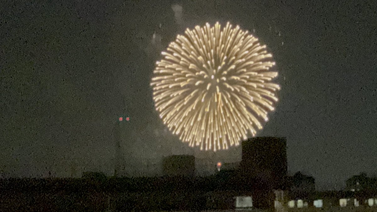 smapy405's tweet photo. 板橋の花火大会、メチャクチャ良かったぁ。
久々に生で見て、楽しかったなぁ。 https://t.co/J6Yo1T0AFB