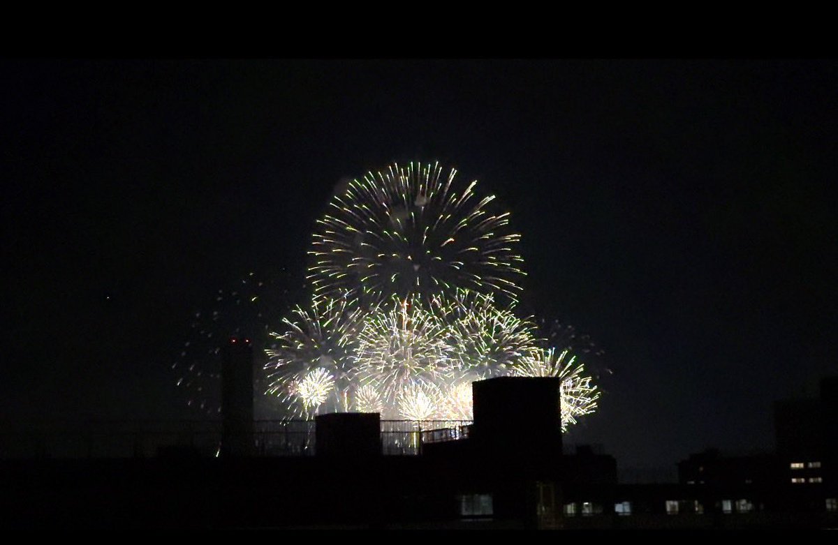 smapy405's tweet photo. 板橋の花火大会、メチャクチャ良かったぁ。
久々に生で見て、楽しかったなぁ。 https://t.co/J6Yo1T0AFB