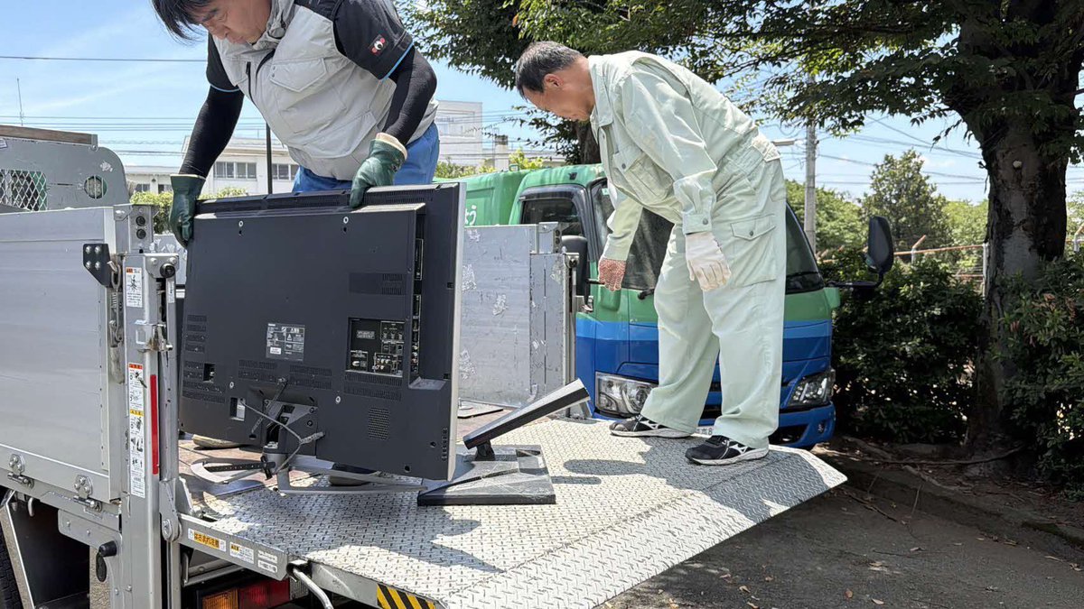 K_Onishi's tweet photo. 地震後の片付けや家財の整理など、市民の皆さんも本当に大変な毎日を過ごされていることと思います。

そうした中、環境局の職員は、少しでも早く皆さんの日常を取り戻していただけるよう、この土日も休むことなく、炎天下の中で災害ごみの収集にあたっています。

また、地震で被害を受けた大型ごみや家電4品目の無料回収について、ごみゼロコールに大変多くのお申し込み・お問い合わせをいただいています。現在、体制を強化して対応しておりますが、お電話がつながりにくい状況が続いており、ご不便をおかけしておりますことをお詫び申し上げます。

現場で収集にあたる職員も、電話対応を行う職員も、市民の皆さんが一日も早く日常を取り戻せるよう、懸命に取り組んでいます。

市民の皆さんも大変な日々が続いていますが、一日も早く皆さんの日常を取り戻せるよう、復旧・復興に全力で取り組んでまいります。