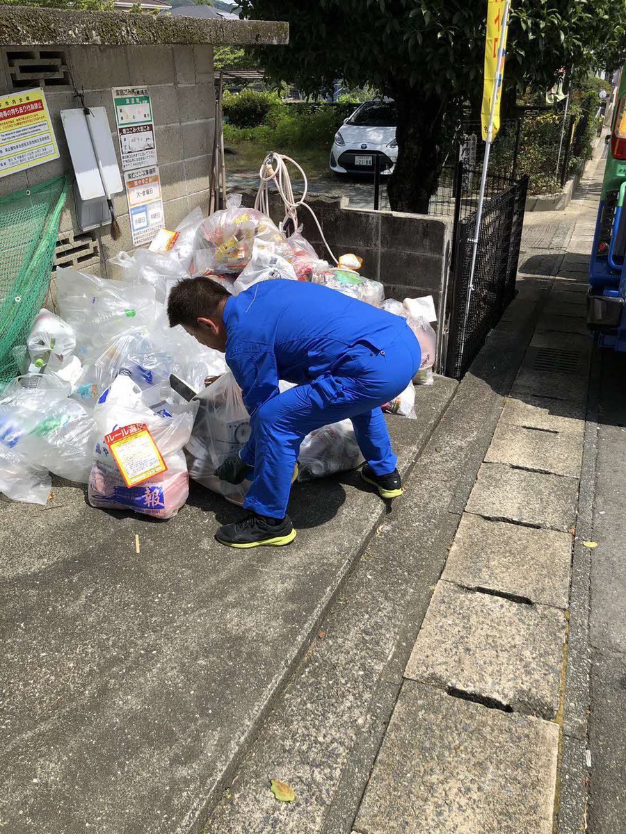 K_Onishi's tweet photo. 地震後の片付けや家財の整理など、市民の皆さんも本当に大変な毎日を過ごされていることと思います。

そうした中、環境局の職員は、少しでも早く皆さんの日常を取り戻していただけるよう、この土日も休むことなく、炎天下の中で災害ごみの収集にあたっています。

また、地震で被害を受けた大型ごみや家電4品目の無料回収について、ごみゼロコールに大変多くのお申し込み・お問い合わせをいただいています。現在、体制を強化して対応しておりますが、お電話がつながりにくい状況が続いており、ご不便をおかけしておりますことをお詫び申し上げます。

現場で収集にあたる職員も、電話対応を行う職員も、市民の皆さんが一日も早く日常を取り戻せるよう、懸命に取り組んでいます。

市民の皆さんも大変な日々が続いていますが、一日も早く皆さんの日常を取り戻せるよう、復旧・復興に全力で取り組んでまいります。