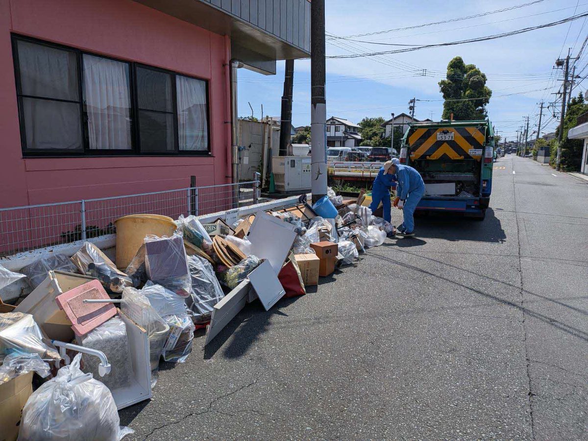 K_Onishi's tweet photo. 地震後の片付けや家財の整理など、市民の皆さんも本当に大変な毎日を過ごされていることと思います。

そうした中、環境局の職員は、少しでも早く皆さんの日常を取り戻していただけるよう、この土日も休むことなく、炎天下の中で災害ごみの収集にあたっています。

また、地震で被害を受けた大型ごみや家電4品目の無料回収について、ごみゼロコールに大変多くのお申し込み・お問い合わせをいただいています。現在、体制を強化して対応しておりますが、お電話がつながりにくい状況が続いており、ご不便をおかけしておりますことをお詫び申し上げます。

現場で収集にあたる職員も、電話対応を行う職員も、市民の皆さんが一日も早く日常を取り戻せるよう、懸命に取り組んでいます。

市民の皆さんも大変な日々が続いていますが、一日も早く皆さんの日常を取り戻せるよう、復旧・復興に全力で取り組んでまいります。