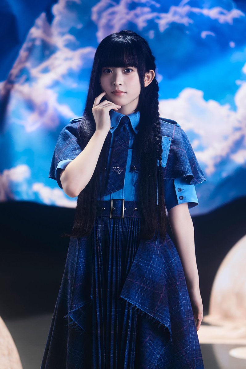 alice__kurosaki's tweet photo. アーティスト写真が新しくなりましたー!!
青を基調とした新衣装!!ケープと
ネクタイのナナニジロゴの刺繍が
可愛くて特にお気に入りです✨️

#新しいプロフィール画像 https://t.co/JdWXMh0Mc9
