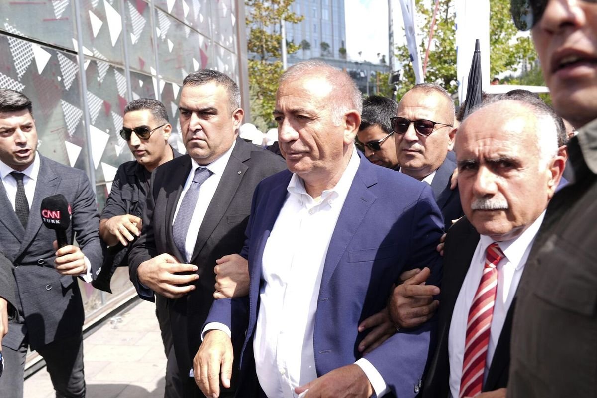 AvAliDvrmAn's tweet photo. Özgür Çelik :
"Yerimize atanan kayyumun yerine butlan atanmış
Kayyum Gürsel “görevi bırakmam” diyor.
Günün sorusu: 5000 polisimiz TOMA'larla biber gazıyla kayyuma karşı butlanı binaya sokacak mı ?"
Böyle olur Akp'nin ipliğiyle pazara çıkan hainlerin kepazeliği... https://t.co/nhD1wEB9DB