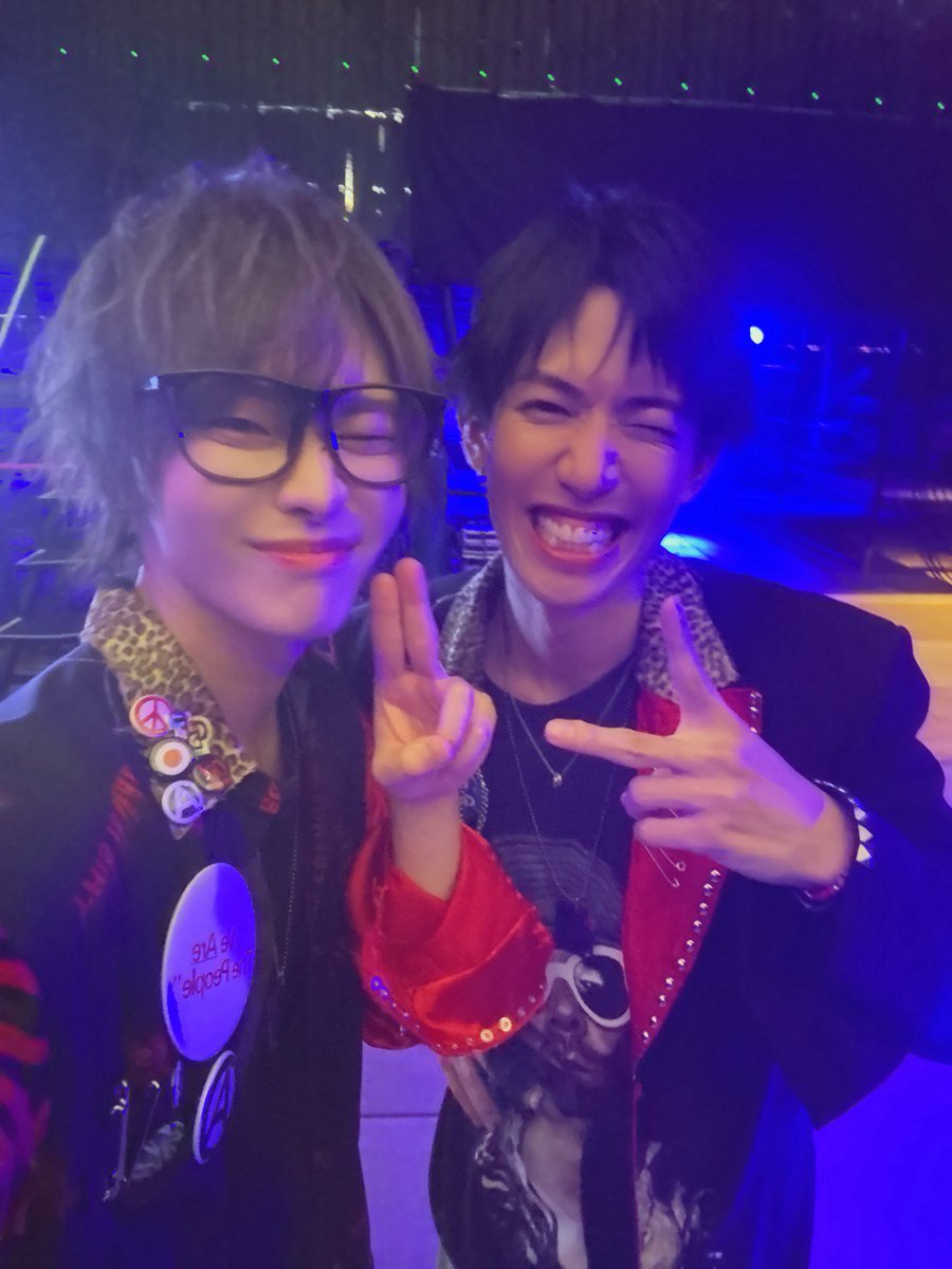 JINJIN1027's tweet photo. CDFありがとうございました！！！！
最高の思い出になりました！！！

コムドットと、来てくれたお客さんと、
PPV見てくれたみんなと、
盛り上げてくれたクリエイターと
薄毛を隠してくれたヘアメさんに
大感謝です！！！！！ https://t.co/1O8ThLq6Hi
