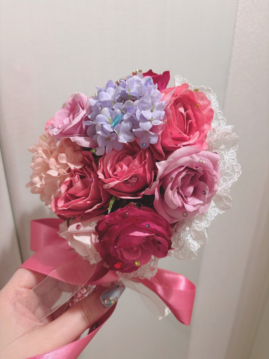 macaron_gall's tweet photo. 浜崎容子生誕ライブでいただいたお花を飾るだけではなく何かに利用できないか…？と思いついたのがこちら。
いつもステージで使用している手鏡のお花を総入れ替えしてキラキラストーンもいっぱい付けてグレードアップさせていただきました💐🌹🌷💐
これでいつも一緒！
明日から使わせてもらいます💗 https://t.co/F5tLdWW4eX