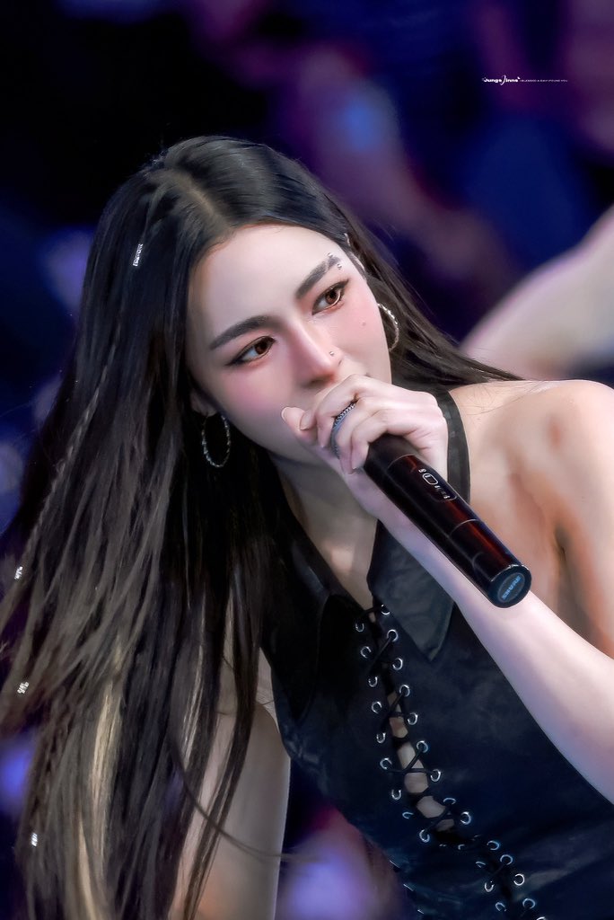ktymelapse's tweet photo. rock band vocalist lingling and nation’s girl group center orm CAN SOMEONE PLEASE…….. https://t.co/mm52AbTwHs