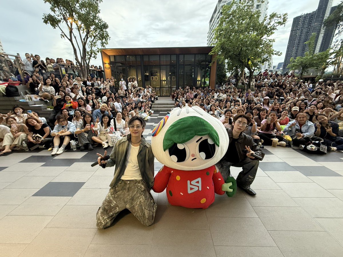 GmmtvShop's tweet photo. บุ๋น-เปรม และ PAODY ดีใจและขอบคุณทุกคนที่มาเจอกันในวันนี้มากเลยนะครับ ไว้มาเจอกันอีกนะครับ 

@bb0un  @Prem_space 
@paody_GMMTV 

#งานมหกรรมนิยายนานาชาติ2026xBounPrem
#GMMTV https://t.co/S3NFEbJMtM