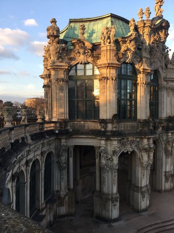 AraceliRego's tweet photo. Palacio de Zwinger barroco del siglo XVIII, vista del pabellón Wall, Dresden, Alemania #arquitectura https://t.co/KoNrObkNZY