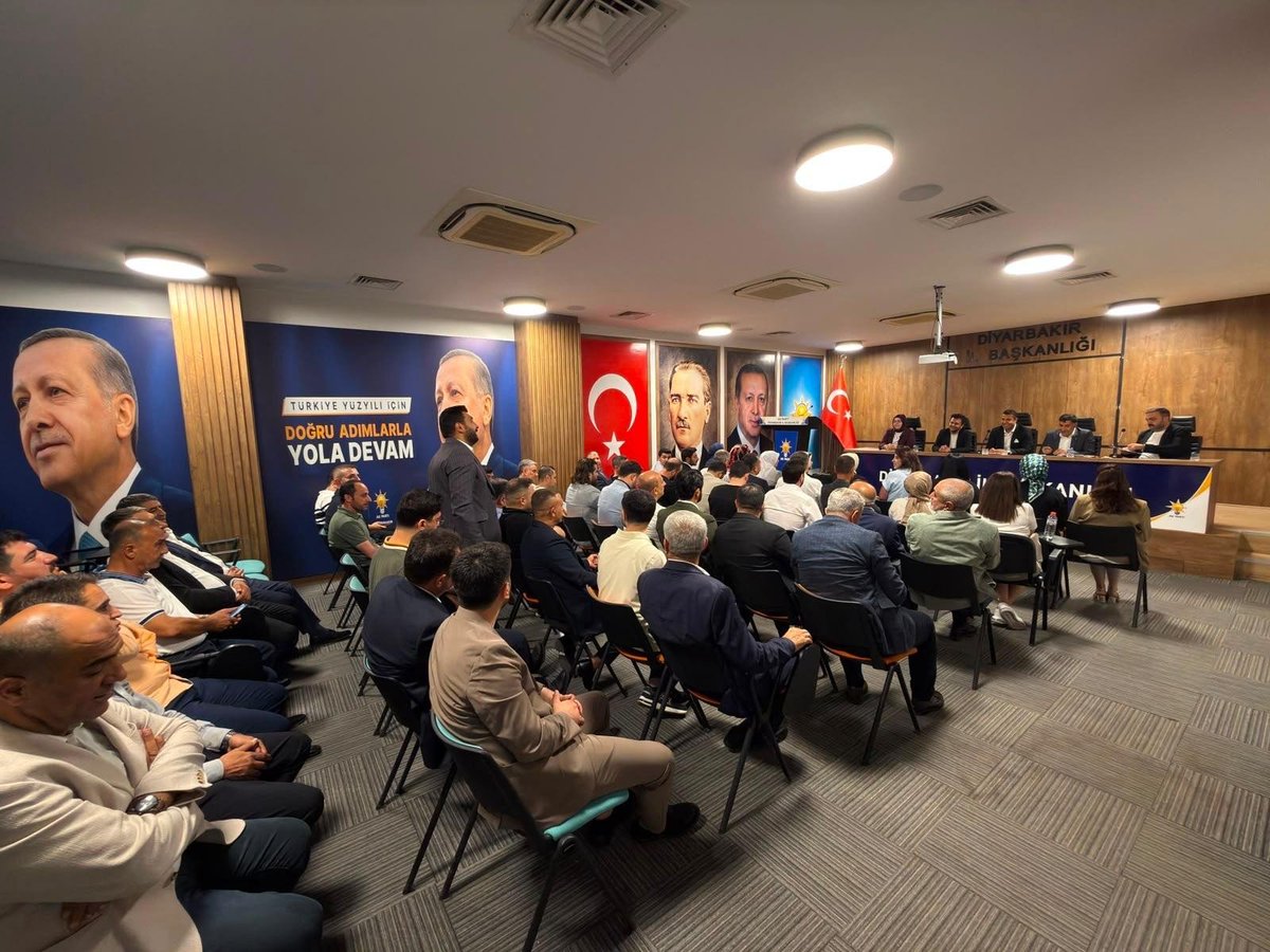 HamitSumer21's tweet photo. 📍AK Parti Diyarbakır İl Başkanlığı

Yönetim Kurulu üyelerimizle ilk toplantımızı güçlü bir birlik ruhu ve dava bilinciyle gerçekleştirdik.

Cumhurbaşkanımız ve Genel Başkanımız Sayın Recep Tayyip Erdoğan'ın liderliğinde, Türkiye Yüzyılı hedefleri doğrultusunda; kadim şehrimiz Diyarbakır'ın dört bir yanında gönüllere dokunmaya, teşkilatımızı daha da güçlendirmeye ve hemşehrilerimize hizmet yolunda durmadan çalışmaya devam edeceğiz.

Ortak akıl, istişare ve kardeşlik anlayışıyla Diyarbakır'ın her ilçesinde, her mahallesinde ve her hanesinde AK Parti'mizin hizmet siyasetini daha da ileri taşıyacağız.

Gerçekleştirdiğimiz ilk Yönetim Kurulu Toplantımızın teşkilatımız, şehrimiz ve aziz milletimiz için hayırlara vesile olmasını diliyorum.

@abuyukgumus
@hakanaksu058
@AvukatErsanAksu
@akpartidbakir