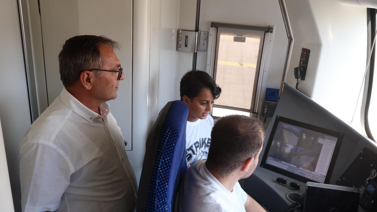 gurselaydinn's tweet photo. CİMER, bu kez 8 yaşındaki Osman’ın hayalini gerçekleştirmek için köprü oldu…

İstanbul’da bir anne Otizmli olan 8 yaşındaki oğlu Osman’ın Marmaray hayalini gerçekleştirmek için CİMER'e talepte bulundu; Osman, vatman koltuğuna oturarak unutamayacağı bir gün yaşadı. https://t.co/92AdFENNaG