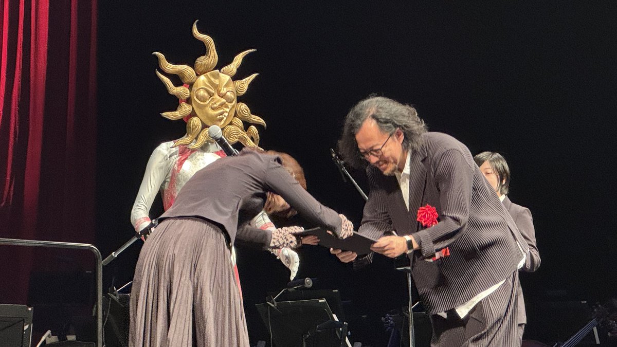 eiga_taroman's tweet photo. 第３回「ひろしまアワード」にてメディア芸術部門を受賞した『大長編 タローマン 万博大爆発』藤井亮監督および制作チームが授賞式に参加しました！

#タローマン も登場し、会場で大あばれ！

すばらしい賞をいただき、ありがとうございます！

⭐️8/20には受賞を記念して、
#応援してはいけない応援上映 開催！

声出し、鳴り物、グッズ、コスプレ🆗！
再びタローマンが広島で大あばれする、なんだこれは！な劇場体験へぜひお越しください！

🎫チケット購入はこちらから！
https://t.co/qBmoLdQOpZ
※「8/20（木）1日券」もしくは「全日程通し券」をお申込ください。