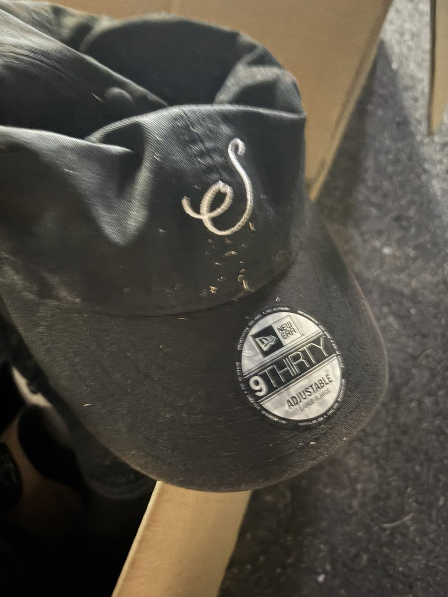 engkei4's tweet photo. ジャイガで櫻坂のニューエラ落とし物してもうた
インフォメーション横には、シールを表側に貼ってるバージョンのキャップなら届いてました、buddiesのどなたかー https://t.co/SjuGshpHGL