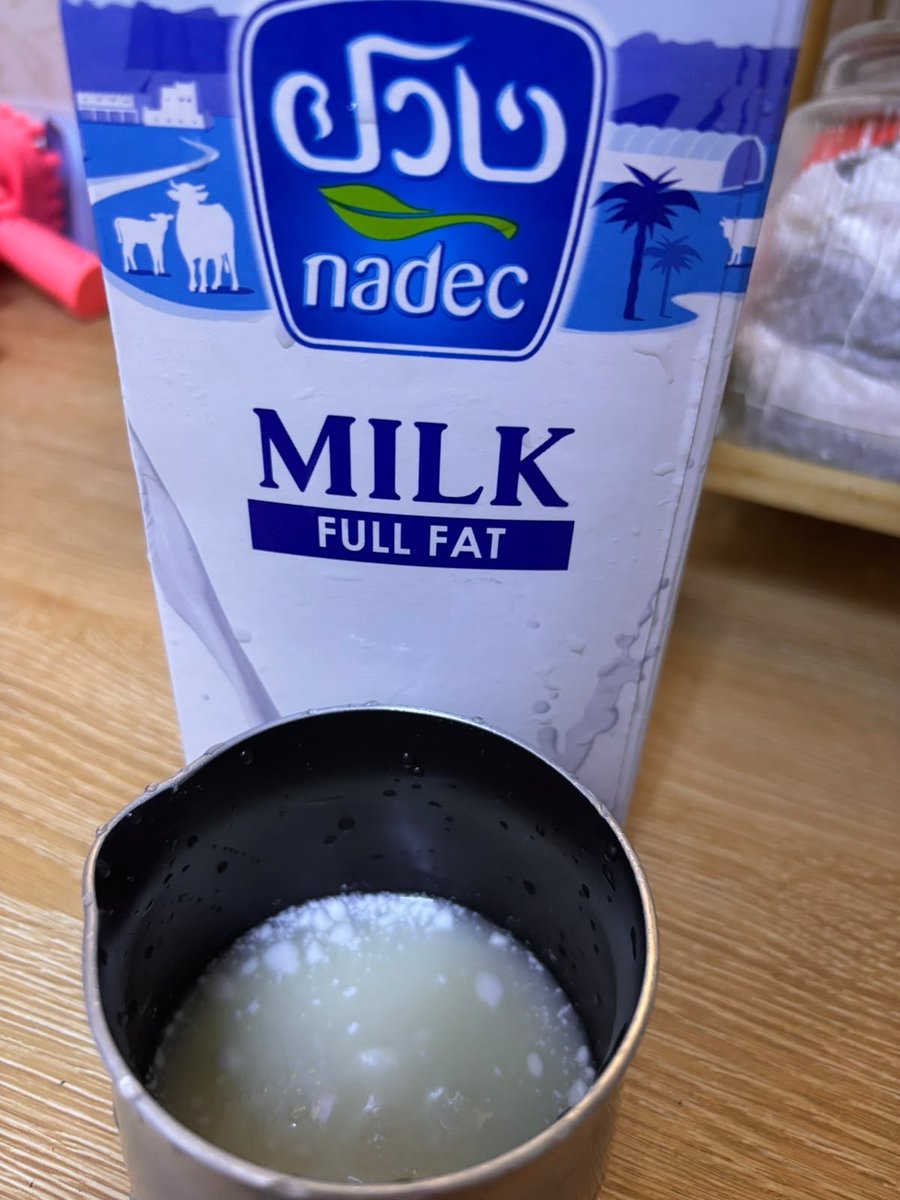 o_x52i's tweet photo. @NadecFoods للأسف هذه أسوأ تجربة مع منتجاتكم. فتحت عبوة الحليب وتفاجأت بتكتلات واضحة بداخله، وهذا شيء غير مقبول إطلاقًا ويثير الشك في جودة المنتج وسلامته https://t.co/Urs5gVUJgm