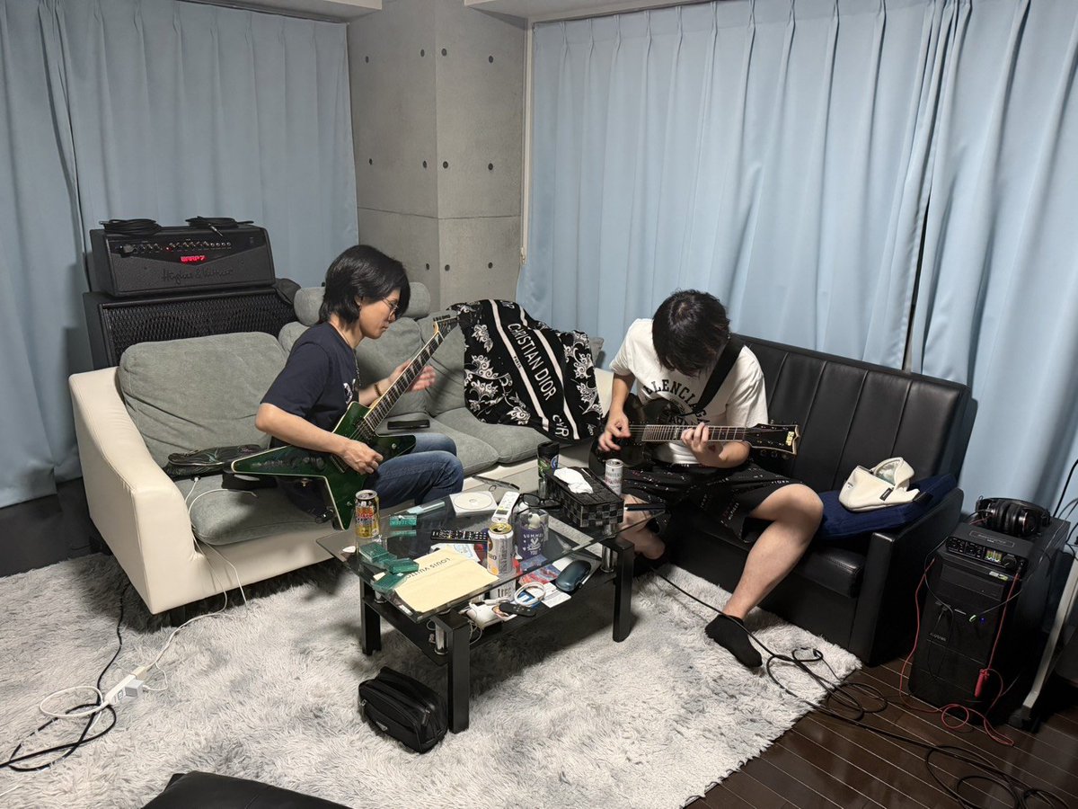 strush87654321's tweet photo. 本日は俺の家でRay君とギター合わせ🎸 https://t.co/8Iu5Wm3SWc