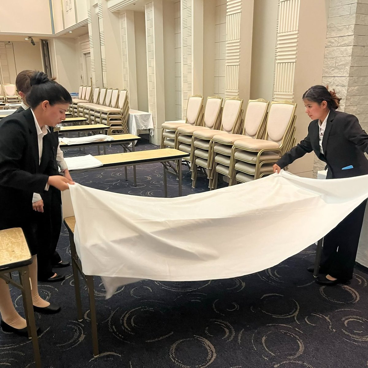 FSG52330108's tweet photo. 🏨ホテル研修を実施✨
国際ビジネスマネジメント科 ホテル観光コースの学生たちが実際のホテルで研修を行いました！ 
ドレスや着物の体験も👘👗 みなさんとても素敵です✨

#ジョービ #FSGカレッジリーグ #国際ビジネスマネジメント科 #ホテル観光コース #ホテル研修 #留学生 #専門学校 https://t.co/xwR3fU7Tt3