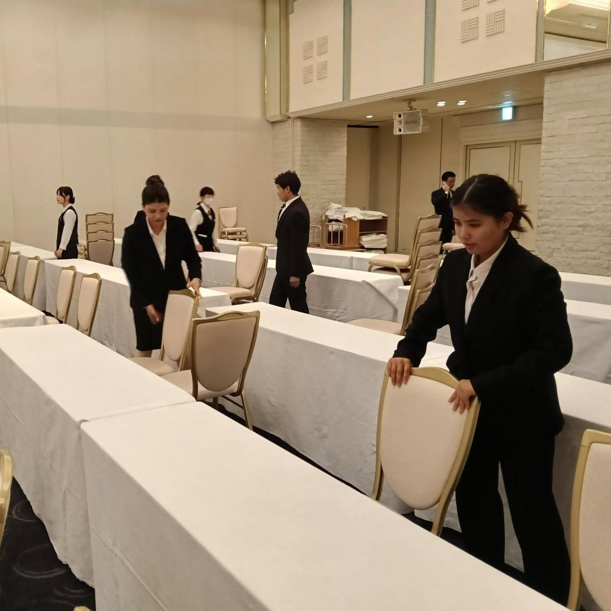 FSG52330108's tweet photo. 🏨ホテル研修を実施✨
国際ビジネスマネジメント科 ホテル観光コースの学生たちが実際のホテルで研修を行いました！ 
ドレスや着物の体験も👘👗 みなさんとても素敵です✨

#ジョービ #FSGカレッジリーグ #国際ビジネスマネジメント科 #ホテル観光コース #ホテル研修 #留学生 #専門学校 https://t.co/xwR3fU7Tt3