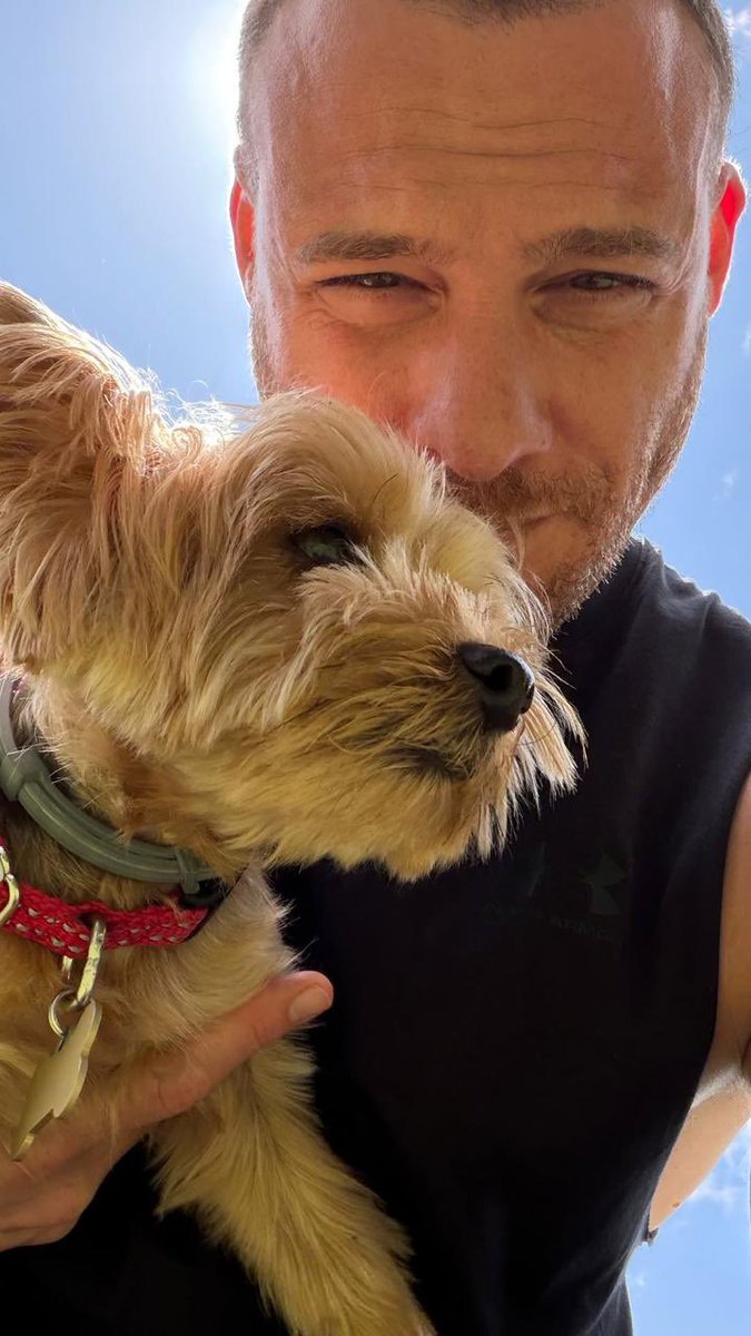 thebursinbrasil's tweet photo. Kerem Bürsin compartilhou um novo registro em casa ao lado de Héctor, seu inseparável companheiro. 🐾❤️ #KeremBürsin https://t.co/sDpcur0tmx