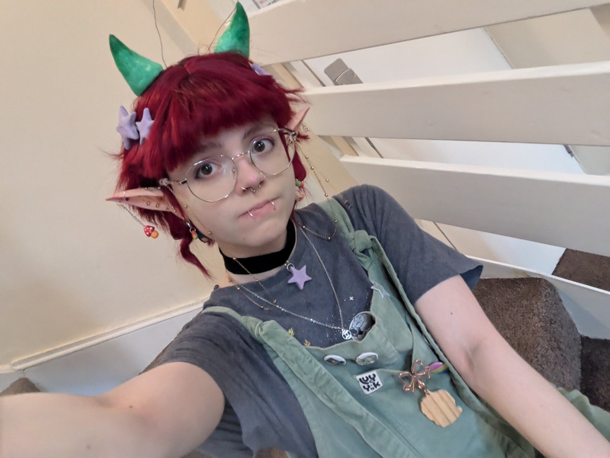 rowaaand's tweet photo. Vtuber VS irl... Except I'm a cosplayer! 
(Also twitter I promise I'm not a child the baby face is just there-)
#vtuber #envtuber https://t.co/Qvnhxsfp35