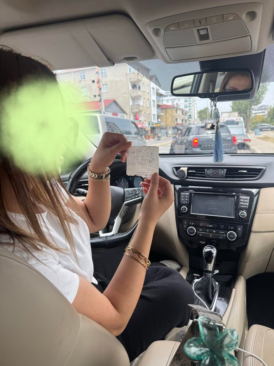 efsanegaragetr's tweet photo. Aracını otoparkta iki araçlık alana tek başına park eden kadın, camının önünde bir not buldu. https://t.co/SqN7FHLw11