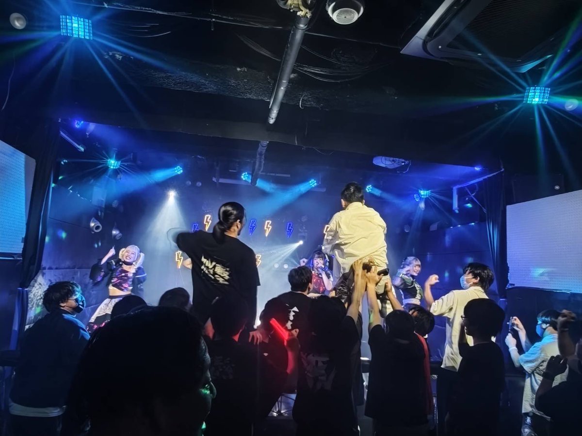 BrainBeat_'s tweet photo. 『イナズマズマ浅草編』ありがとうございました🔥

新章開幕となった本日。 

朝の『TOKYO GIRLS GIRLS extra!!』から
夜の浅草まで一緒に駆け抜けてくださった方

夜から駆けつけてくださった方

そしてワンマンでBrainBeatを見て
新しいぶれびへの期待を胸にフロアに残ってくれた他グループのファンの皆さま

本当にたくさんの方が集まってくださり
フロアは超大爆発でした🔥

新衣装をまとった新体制のBrainBeatへ
皆さまが届けてくださった声と熱

「ここからのぶれびも見たい」
そんな期待がフロアいっぱいに広がっているようで本当に嬉しかったです！

BrainBeatの新しい物語が始まった初日。

朝も夜も、皆さまのおかげで
これ以上ないほど熱いスタートを切ることができました。 

新章──脳撃編

ここからもっと強く
もっと激しく
皆さまの想像を超えるBrainBeatを届けていきます。

本日、新たな一歩を一緒に踏み出してくださったすべての皆さまへ
特大の感謝を込めて。

本当にありがとうございました！

脳撃編、最高のスタートです🧠⚡️🔥