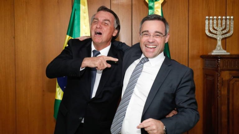 PedroRonchi2's tweet photo. Quebraram o sigilo do filho do Lula e não acharam nada de ilegal. Tem áudio do filho do Bolsonaro pedindo dinheiro ao Vorcaro. Adivinha quem o André Mendonça vai investigar: o filho do Lula. https://t.co/mvrzc6uJQU