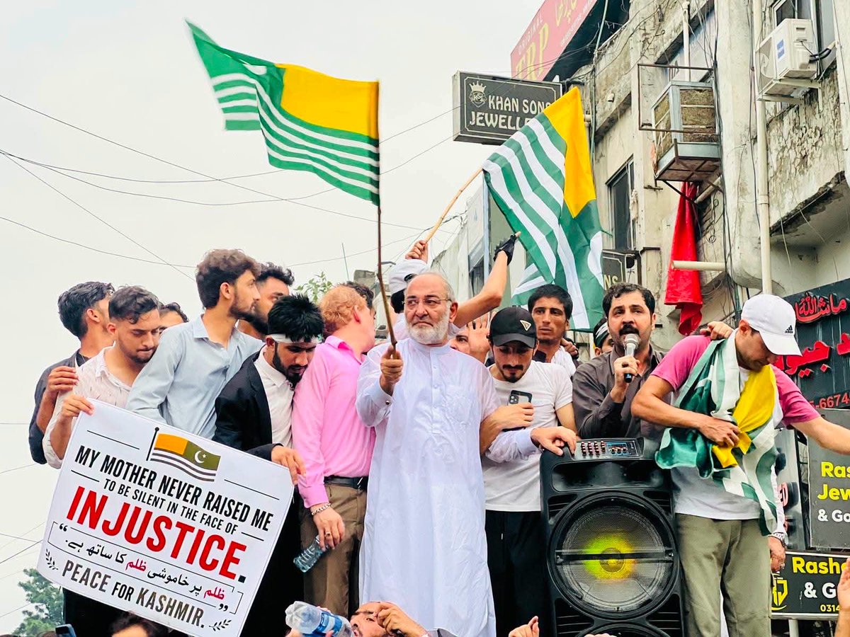 SenatorMushtaq's tweet photo. سینیٹر مشتاق احمد خان کو کشمیر کے حق میں احتجاج کرنے کے جرم میں اپنے ساتھیوں سمیت گرفتار کر لیا گیا.

~ایڈمن https://t.co/kmlJIRmIEw