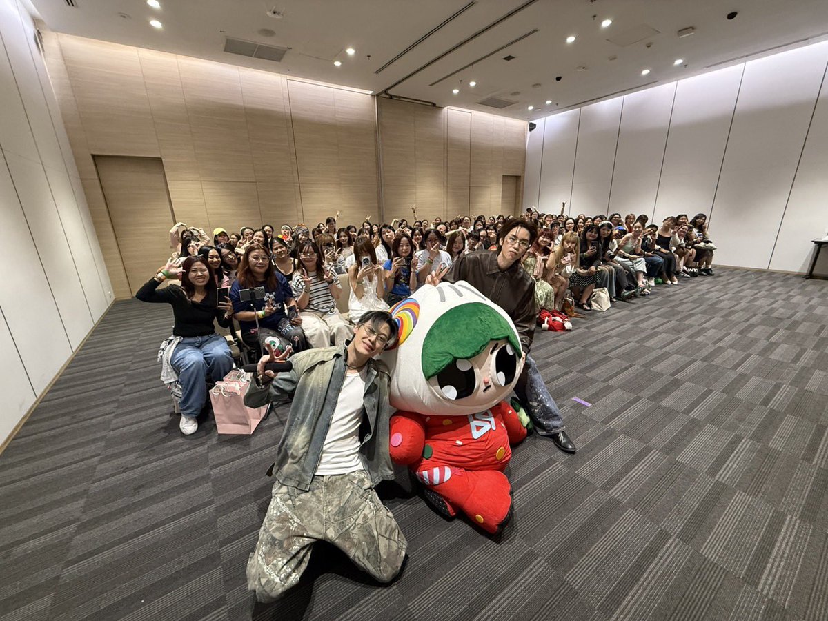 GmmtvShop's tweet photo. บุ๋น-เปรม และ PAODY ขอบคุณทุกคนที่มาร่วมกิจกรรม Fan Sign ในงานมหกรรมนิยายนานาชาติ 2026 วันนี้นะครับ

@bb0un  @Prem_space 
@paody_GMMTV 

#งานมหกรรมนิยายนานาชาติ2026xBounPrem
#GMMTV https://t.co/JkYJtHWltB