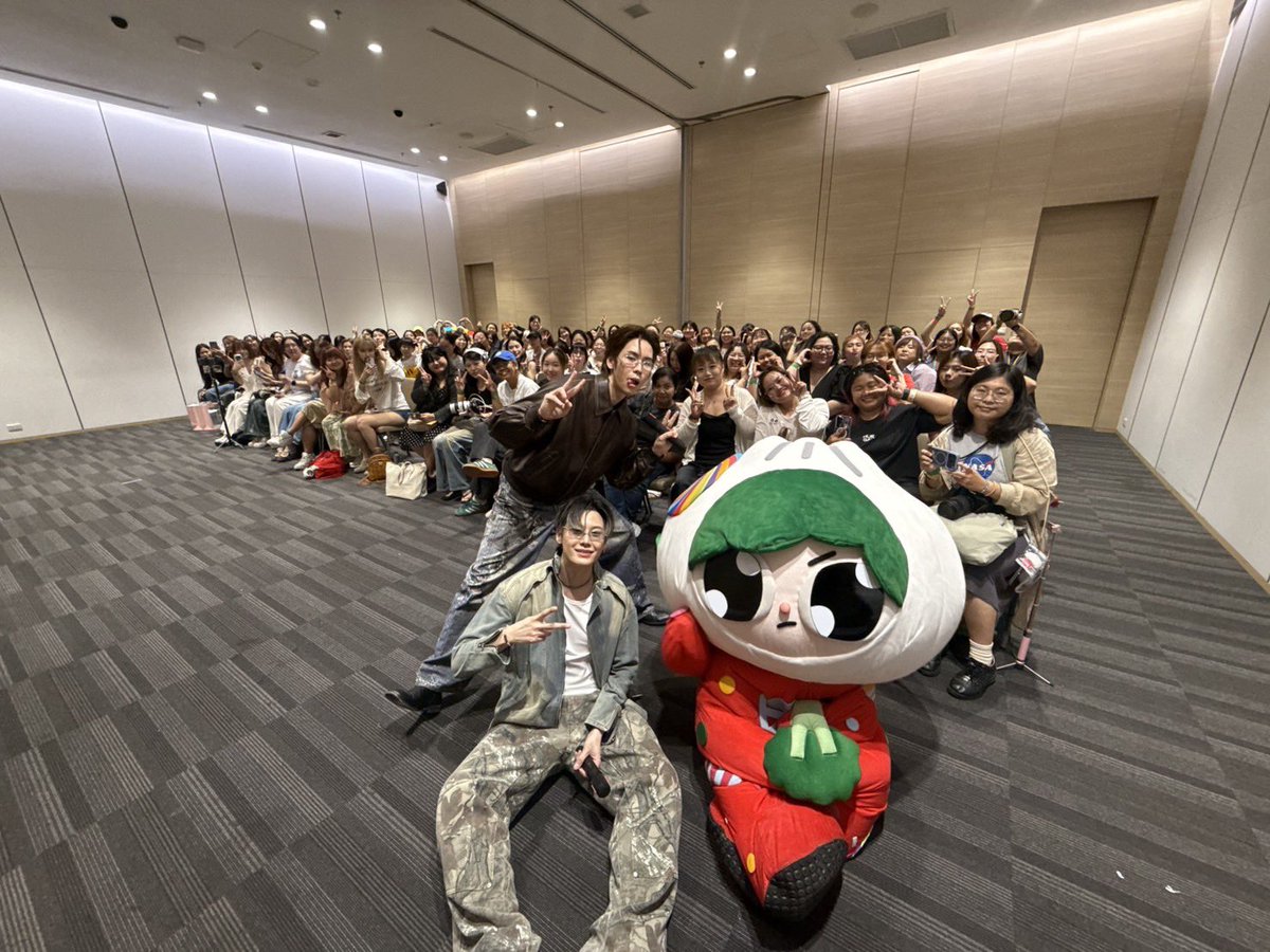 GmmtvShop's tweet photo. บุ๋น-เปรม และ PAODY ขอบคุณทุกคนที่มาร่วมกิจกรรม Fan Sign ในงานมหกรรมนิยายนานาชาติ 2026 วันนี้นะครับ

@bb0un  @Prem_space 
@paody_GMMTV 

#งานมหกรรมนิยายนานาชาติ2026xBounPrem
#GMMTV https://t.co/JkYJtHWltB