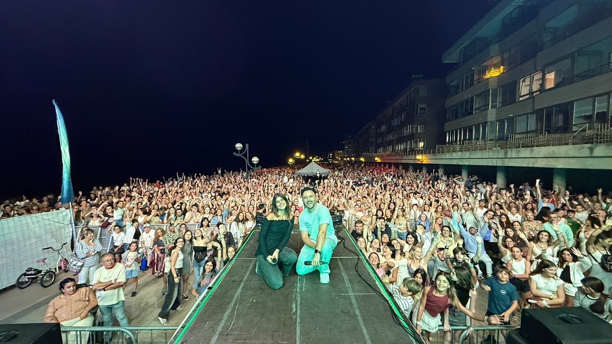 davidalvarezfm's tweet photo. Aquí con @lolatuduri y toda la gente bonita que vino a vernos anoche a #Zarautz, en una nueva parada de la gira de verano de @Los40 😉

#Los40summerLive 

Mila Esker!! 🫶🏻 https://t.co/PgQXdnsoEi