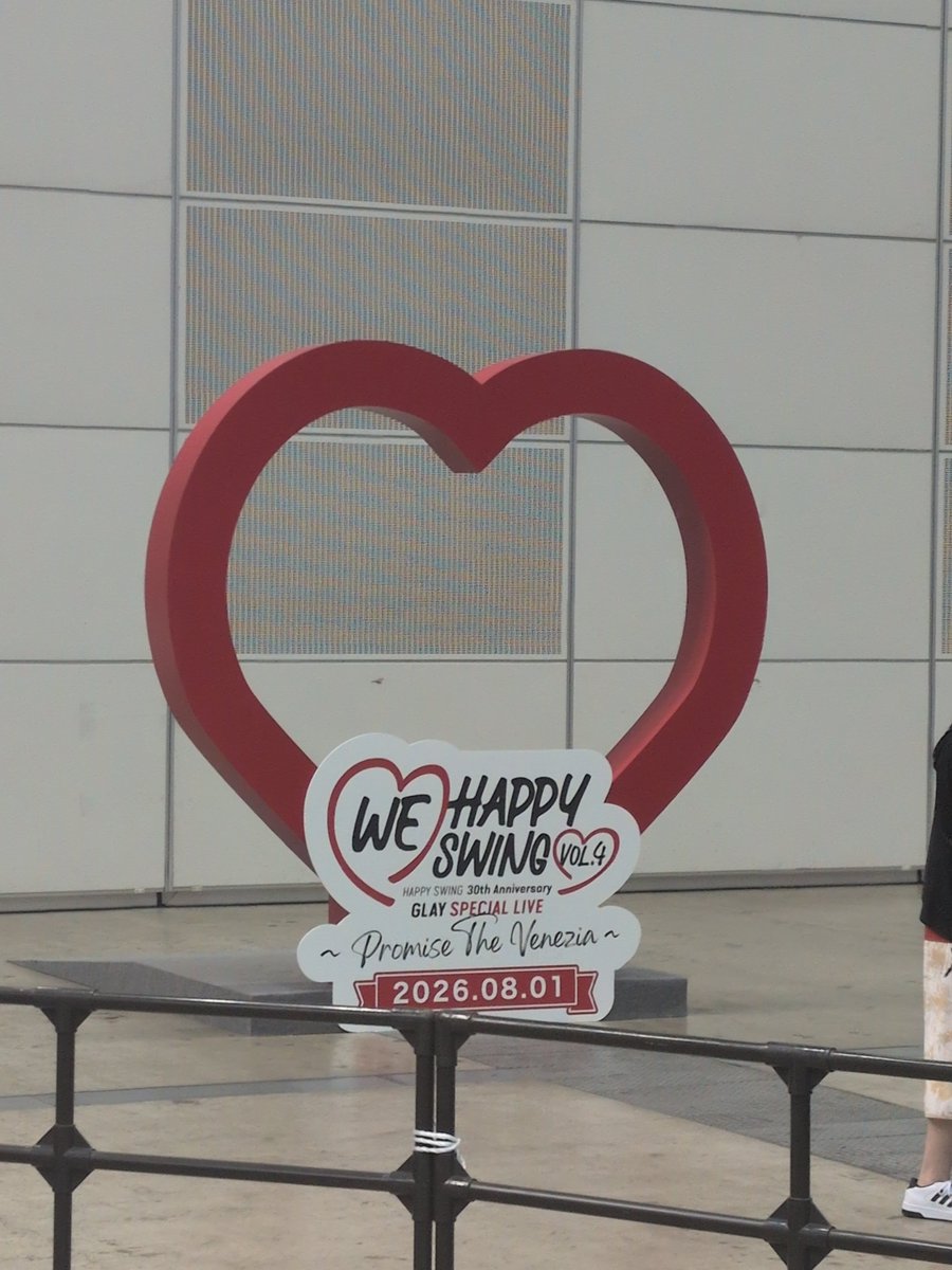 hiroki19790601's tweet photo. GLAY、終了しました。2日間楽しめました。めじるし、昨日リベンジできて良かった。台数もふえてましたね。12時頃迄今日は、ありましたね✨️アンコールかわってた。大阪一曲曲決まりましたね✨️ https://t.co/sFTdLFxlks