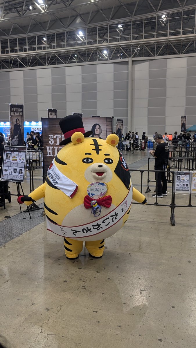 hiroki19790601's tweet photo. GLAY、終了しました。2日間楽しめました。めじるし、昨日リベンジできて良かった。台数もふえてましたね。12時頃迄今日は、ありましたね✨️アンコールかわってた。大阪一曲曲決まりましたね✨️ https://t.co/sFTdLFxlks