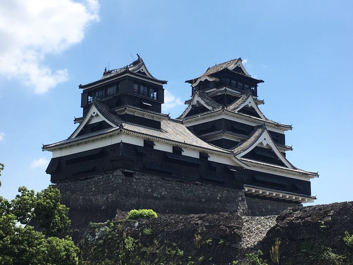 3596675596com's tweet photo. 日本熊本县发生地震后，我看到岛上的蛙鸟借此事炒作台日友好，我好奇查阅熊本县近现代的一些事，了解后我很难同情熊本地震

历史上熊本县是侵华和侵朝鲜半岛的主力

熊本县的前身是肥后国，丰臣秀吉两次入侵朝鲜半岛，主力军就是肥后国

肥后国有一个恶臭的毛病——屠城。肥后国第一次入侵朝鲜半岛，每攻下一城，都会把城里的工匠都抓起来，剩下的民众全部屠杀

第二次入侵朝鲜半岛，实行割鼻记功制，就是把敌方阵亡的士兵的耳鼻割下来寄回大阪邀功

肥后国在朝鲜半岛大肆屠杀无辜民众，把死去的无辜民众的耳鼻割下来寄到大阪邀功。

京都的丰国神社旁边有一个耳冢，就是在丰臣秀吉第二次入侵朝鲜半岛时建的，里面埋着18.5万件朝鲜军民的耳朵鼻子和2.9万件大明士兵的耳朵鼻子。这个地方经常能看到韩国人去祭拜先人

被肥后国士兵掳走的朝鲜工匠，在肥后国士兵的奴役压迫下，修建了熊本城，肥后国后来改名为熊本。熊本城是用朝鲜人的血泪建立的，这座城是朝韩两国的历史伤疤，朝韩两国民众一提到熊本城的历史，没有一个不对熊本城产生抵触情绪的，直到现在熊本县人刻意回避与粉饰加藤清正侵朝屠杀历史

1888年熊本师团在熊本县成立，该师团成立的那一刻起，就是侵华的主力军。

1894年甲午战争爆发，熊本师团摧毁了威海南岸的炮台，促使北洋水师覆灭。日本人对华心理优势的建立，熊本师团功不可没

1928年，国民革命军发动第二次北伐，进军山东。日本为阻止国民政府统一，授命熊本师团攻打济南。

1928年5月3日，熊本师团攻入济南，包围济南的涉公署，强行逮捕国民政府山东交涉署特派员蔡公时。蔡公时因曾赴日留学，懂日语，蔡公时全程用日语痛斥日军在济南的残暴行为。熊本师团被蔡公时一骂，恼火了，对蔡公时处极刑，蔡公时的耳鼻被熊本师团残忍割下，署内16名工作人员也被熊本师团残忍杀害

人类近现代史中，用残暴的手法虐杀害外交人员的军队，就两个，一个是熊本师团，另一个是以军

熊本师团攻下济南后，在济南大肆屠杀无辜民众，约1.3万名无辜民众被杀害，烧毁5000多座房屋。事后日本当局故意包庇凶手。

1937年7月7日，卢沟桥事变，日本开启全面侵华。在抗中前中期，熊本师团参与了多场标志性的大会战，比如淞沪会战、徐州会战、武汉会战、南昌会战、两次长沙会战，长期在鄂南湘北地区大扫荡

1937年12月12日，率先攻破南京中华门的也是熊本师团，当时师团长谷寿夫默许解除军纪，熊本人恶臭的毛病——屠城，在谷寿夫解除军纪后被释放出来，南京被屠杀30多万军民，有不少是被熊本师团屠杀的

1941年太平洋战争爆发，因日军在太平洋战场兵力不够，熊本师团从中国战场调往太平洋战场。在太平洋战场熊本师团满编2.5万的队伍，被美军打的只剩几千人

1947年，熊本师团团长谷寿夫因战争罪和反人类罪，在南京雨花台被执行枪决。

熊本师团在南京、济南等地犯下的暴行，熊本县人一直刻意回避与粉饰

2026年3月9日，熊本县部署射程1000公里的远程导弹，导弹针对的目标是谁懂得都懂

图一是熊本城，一座用朝鲜人血泪建立的名城

图二是威海卫战役

图三是被枪决后的谷寿夫

图四熊本县部署射程1000公里的远程导弹