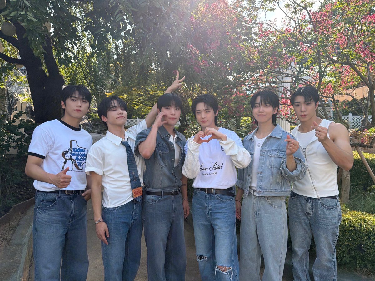 ONF_offcl's tweet photo. 260801
Special Busking in 서울랜드

❤️🧡💜🖤💚💙💡

#온앤오프 #ONF
#서울랜드 https://t.co/T2jcQrSa9A