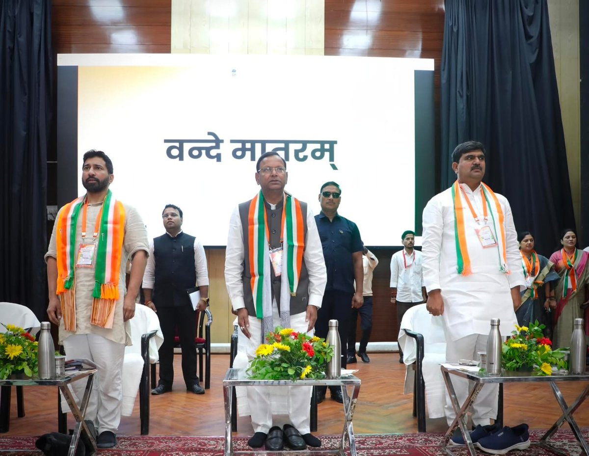 mppchaudhary's tweet photo. हमारी आन, हमारी शान!
हमारा तिरंगा, हमारी पहचान!

लखनऊ में आयोजित 'हर घर तिरंगा' एवं 'तिरंगा यात्रा' की प्रदेश स्तरीय कार्यशाला में सम्मिलित होकर इस राष्ट्रव्यापी अभियान पर अपने विचार प्रस्तुत किए।

इस अवसर पर मुख्य अतिथि के रूप में राष्ट्रीय सचिव, राष्ट्रीय प्रवक्ता तथा नागालैंड एवं मेघालय के प्रभारी श्री अनिल के. एंटनी जी, भाजपा प्रदेश महामंत्री (संगठन) श्री धर्मपाल सिंह जी, अभियान संयोजक व प्रदेश उपाध्यक्ष श्री बृज बहादुर जी, अभियान सहसंयोजक व प्रदेश उपाध्यक्ष श्री नीरज सिंह जी, श्रीमती अर्चना मिश्रा जी, प्रदेश मंत्री श्रीमती रजनी पांडे जी, श्री अनिल यादव जी समेत पार्टी के वरिष्ठ पदाधिकारियों एवं कार्यकर्ताओं की उपस्थिति रही।

आइए, एकजुट होकर हर घर तक तिरंगे की आन, बान और शान पहुंचाने की इस राष्ट्रव्यापी मुहिम में शामिल हों।

#HarGharTiranga
#हर_घर_तिरंगा 
#UPWITHPANKAJCHAUDHARY 
#यूपी_के_पंकज

@anilkantony 
@idharampalsingh 
@BrijBahadurBJP 
@NeerajSinghSays 
@archnabjpup 
@BJP4UP