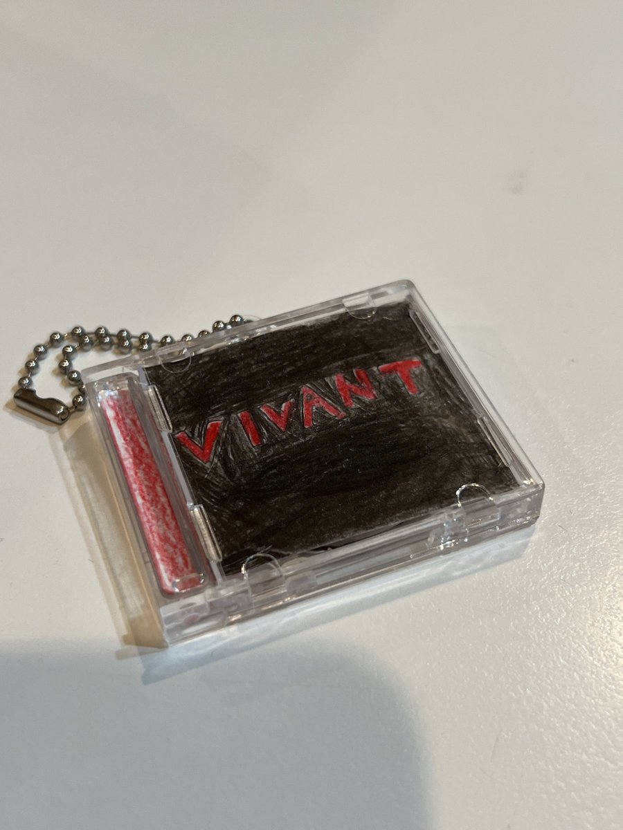 acekartell's tweet photo. ウチの小学生の娘がVIVANTが好きすぎて、サントラCDのキーホルダーを作ってました。
#VIVANT
#日曜劇場
#TBS https://t.co/c63z1uCGC6