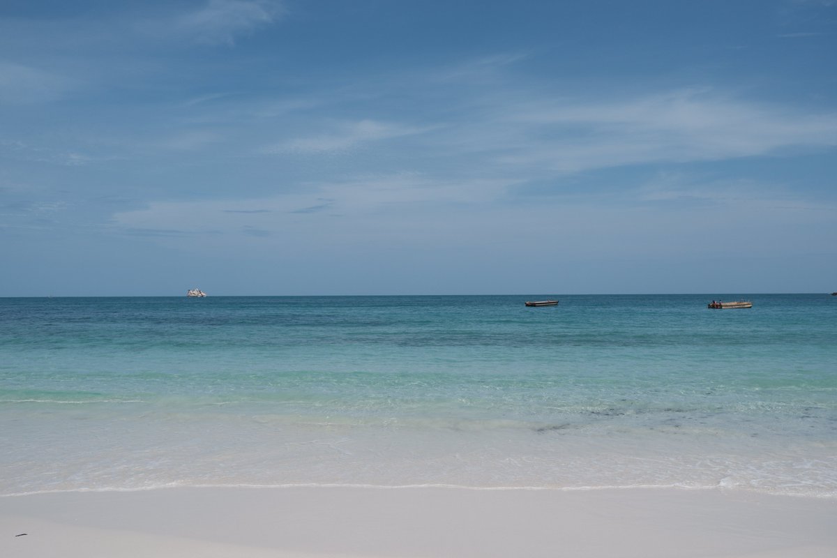 BallPhoto_1534's tweet photo. "Crystal clear waters and powdery white sand... Koh Samet is pure paradise! 🏝️✨ Just a short trip from Bangkok for the ultimate island getaway. Who’s ready for beach days? 🌊☀️
#Thailand #KohSamet #BeachVibes #TravelThailand #サメット #ラヨーン  #綺麗な海 #タイ旅行 https://t.co/6mFyAxqlwj