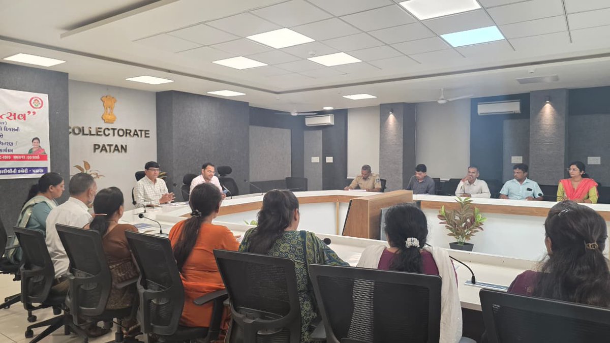 InfoPatan's tweet photo. જિલ્લા કલેક્ટરશ્રી ડૉ. પ્રશાંત જિલોવાના અધ્યક્ષસ્થાને મહિલા સુર��્ષા, સશક્તિકરણ અને શિક્ષણ માટે સંકલિત પ્રયાસોને વેગ આપવા બેઠક યોજાઈ

મહિલાઓની સુરક્ષા, સન્માન અને સ્વાવલંબન સુનિશ્ચિત કરવું આપણી સર્વોચ્ચ પ્રાથમિકતા છે: જિલ્લા કલેક્ટરશ્રી ડૉ. પ્રશાંત જિલોવા
@CMOGuj @InfoGujarat https://t.co/aUhiabgL45