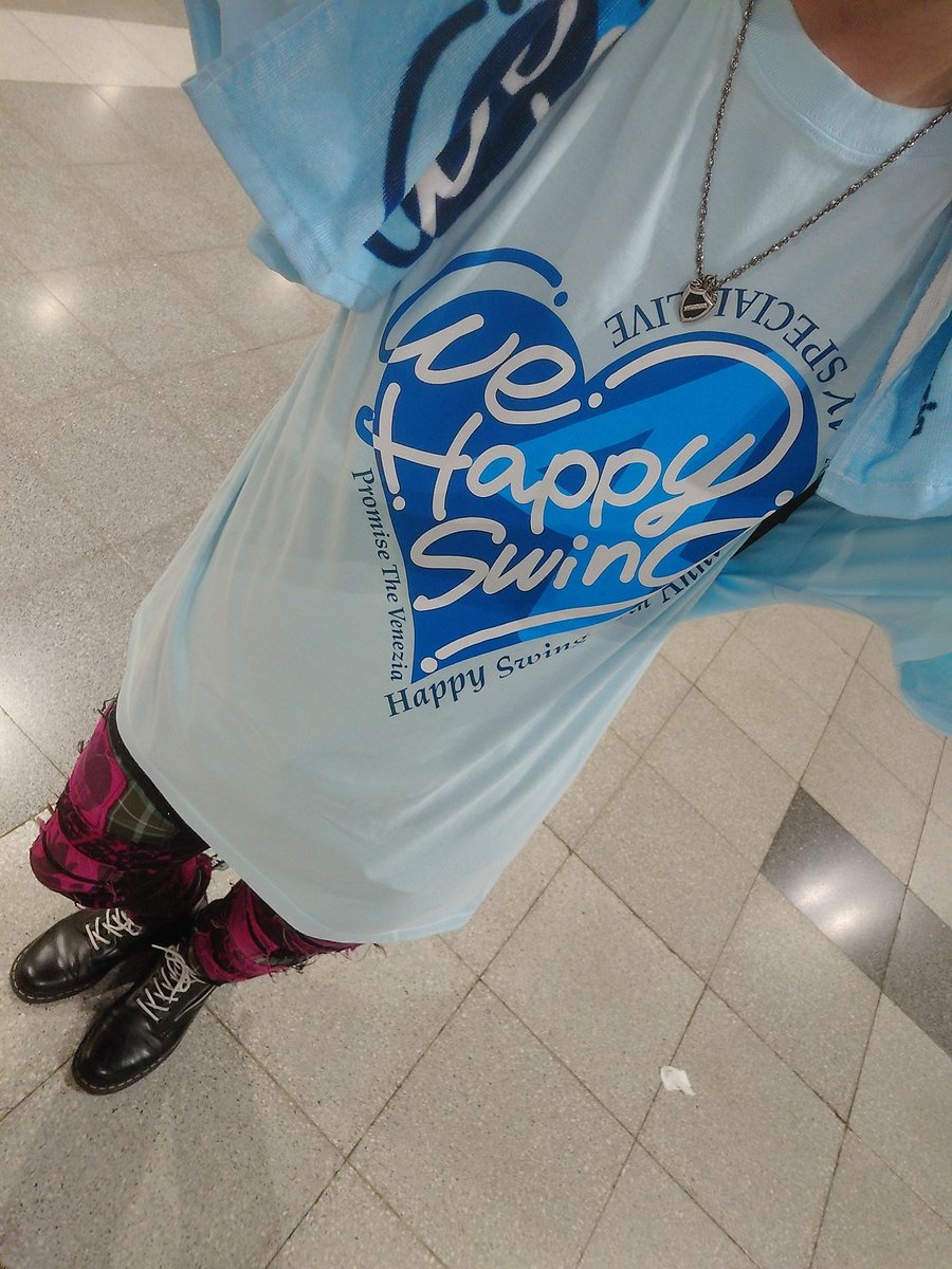 doihatiro48's tweet photo. 冷房効いてなかったのもあるけどGLAYのライブでビショビショになるくらい汗かいたので着替えた💙🩵 https://t.co/ztJJI47yr5