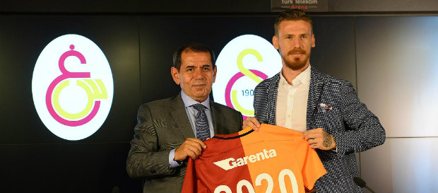 Burakeren_1987's tweet photo. Bir akşam ansızın gelen Serdar Aziz Galatasaray'da haberini hatırlarsınız. Medyada adı dahi çıkmamışken, Dursun Özbek'in dönemin Bursaspor Başkanı'yla bir akşam yemeğinde oturup, bizzat bitirdiği transferdi.

🔸4.5 milyon avro bonservis ve Bilal Kısa, Sercan Yıldırım ve Furkan Özçal gibi isimleri takasta vermiştik. 

🔸Serdar Aziz'e de yıllık 2 milyon avro ücret verildi. O dönem için büyük paraydı.

🔸Sonrasında Eren Derdiyok ve Tolga Ciğerci'ye 2 milyon avro yıllık ücret verildi. Sonra bu transferleri Cavanda, Josue gibi isimler takip etti.

🔸Dursun / Mehmet Özbek kardeşlerin, futbolu en iyi biz biliriz üzerinden ortaya koyduğu akıl buydu.

Şu an aynı havayı almayan var mı? Yine futbolu en iyi ben bilirim kafasıyla girişilen bir transfer harekatı. Oulai için 35 milyon avro vermeye hazır olup, Can Uzun o kadar etmez diyebilmek.