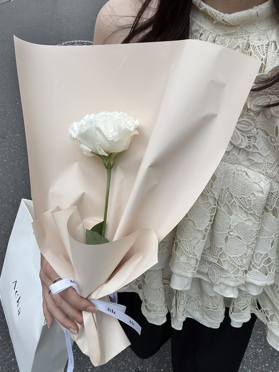 na_73___'s tweet photo. ずーーっと欲しかったワンピースを求めにはじめてAcka.のポプアに‥🩵🤍今まで画面の中にいたAcka.の方たちを生で見て終始口角上がりっぱなし、、勇気を出して@kitakaze__ さんとお写真撮ってもらったので、即ロック画面に📲🎀⟡.·自分磨き頑張らないとᯓ★ https://t.co/fepa3EQg92