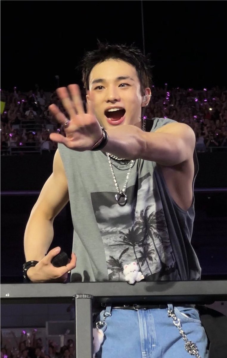 hjisart's tweet photo. Hyunjin whenever he spots his parents in the crowd during concerts 🥹🥹🥹 https://t.co/rI6hDoKHYd