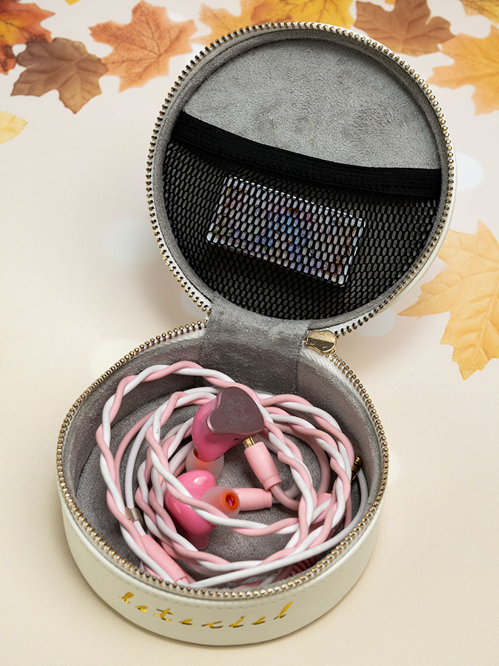 LETECIEL_GLOBAL's tweet photo. The "Poem of Flowers" headphone case is here~
✅️Extra large size & huge capacity! Approx. 10.5 cm in diameter, 5 cm in height, plenty of space for various headphones 😊
✅️Comes with a built-in elastic mesh pocket inside!
✅️Crafted from shape-retaining pressed leather, custom cylinder shape, handmade construction!
✅️Features embossed artwork from the key visual, 3D hot-stamped embossed logo, and polished oil-finished edges.
🎉🎉🎉Stunning appearance, practical function, packed with exquisite details!
Price at $12 , avaliable now (・ω< )★
#HeadphoneCase #AudioAccessories #LETECIEL #EarphoneStorage #PortableAudio