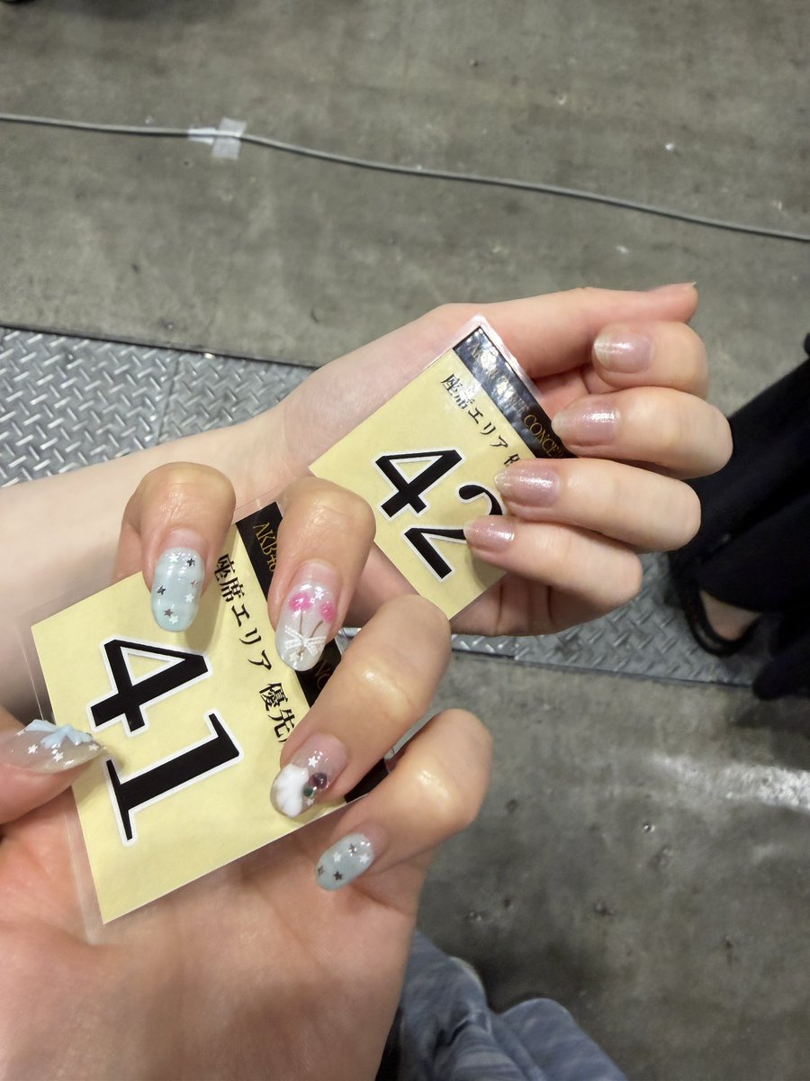 __ayn1230__'s tweet photo. 後ろになっちゃったけど…

でもCERINEファンの皆へ…

隣です！！！🥳🫶🏻

楽しませる気しかない🧚 https://t.co/LRTogVfmCA