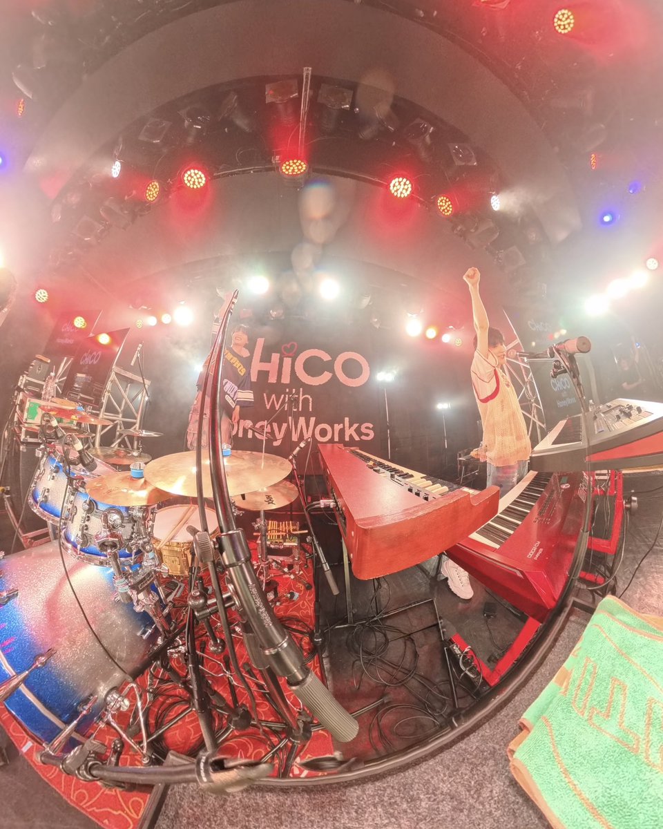 DrummerAtsuYuKi's tweet photo. CHiCO with HoneyWorks 
『i BEST tour 2026 -STAY WITH YOU-』
@六公演目・宮城 仙台Rensa

宮城ーー！！
チコハニとして久しぶりに帰ってこられて嬉しかったぞーー！！

そしてみんな声デカｽﾝｷﾞ！！！
最高にあちあちな空間を作ってくれてありがとう！！！

神主様と🙋

#チコハニ_iBESTtour https://t.co/AQvc5abztC
